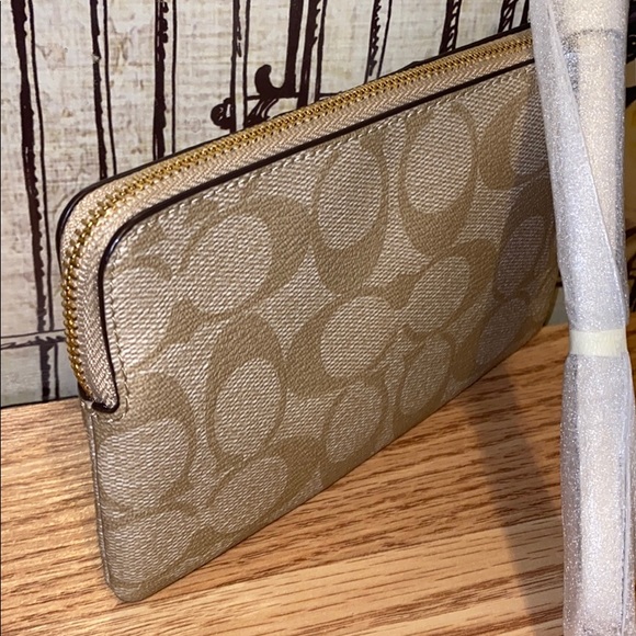 SOLD~ COACH Signature Canvas White/ Khaki Wristlet - Picture 7 of 8